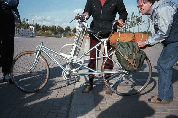 De eerste secretaris van de NVHPV Koos van Mourik inspecteert een roeifiets