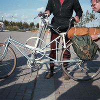 De eerste secretaris van de NVHPV Koos van Mourik inspecteert een roeifiets