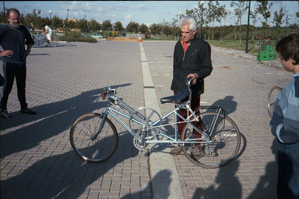 roeifiets (met zijn eigenaar of ontwerper?)
