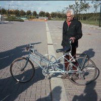 roeifiets (met zijn eigenaar of ontwerper?)