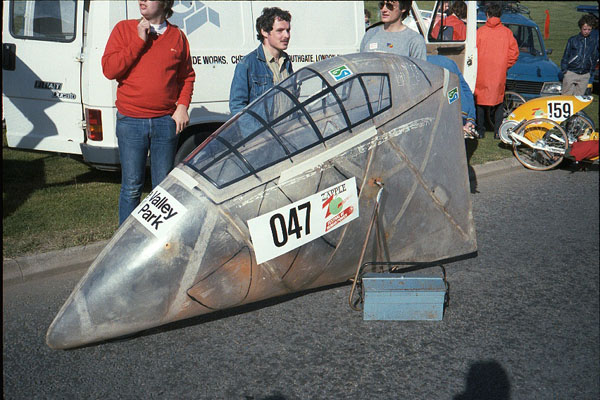 Dave "Legs Larry" Larrington (link) en Mark Cottle achter de Bluebell